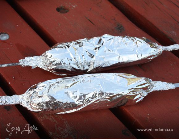 Завернуть мясо в фольгу и плотно зажать края, так весь сок останется внутри.Жарить на мангале 15-20 мин.