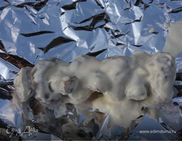 Грибы.Шампиньоны вымыть и залить майонезом с давленым чесноком, если нужно-подсолить.Нинизать на тонкие шампуры, завернуть в фольгу, зажать края.Жарить на огне ок.15 мин.