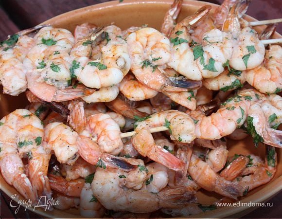 Очищенные хвосты креветок заранее замариновать.Маринад-сок и цедра лимона,соль, перец, немного оливкового масла, рубленая зелень (я брала кинзу и мяту). Нанизать на деревянные шпажки и жарить на углях по 2-3 мин с каждой стороны.