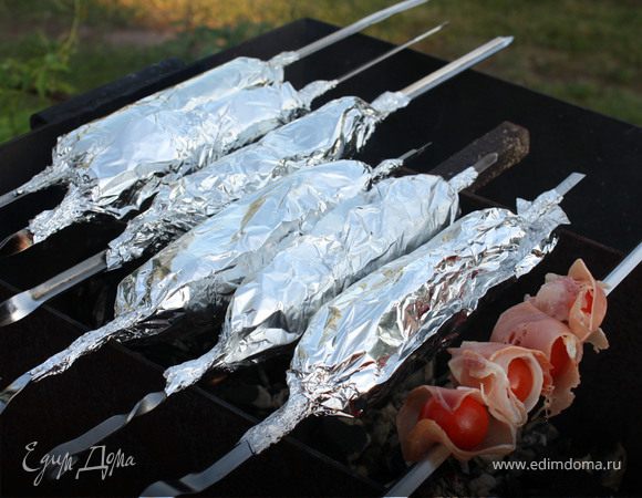 Помидорчики черри обернуть кусочками ветчины (я брала сыровяленый хамон), нанизать на тонкий шампур и обжарить на углях до румяной корочки.