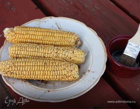 Кукуруза.Очистить початки от листьев.Смешать соевый соус и оливковое масло, при необходимости-подсолить. Смазать початки этим соусом и обжарить на решетке, периодически поворачивая и смазывая маринадом.
