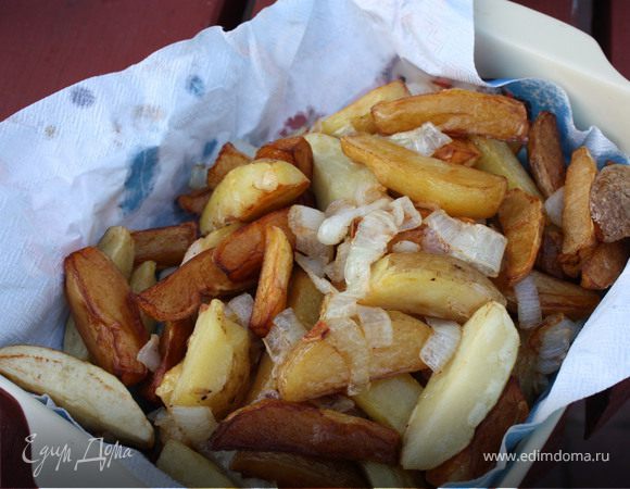 Картофель. В казане разогреть растительное масло,картофель заранее хорошо вымыть, не чистить, разрезать вдоль на 6 крупных долек, опустить в кипящее масло.Готовить до темной румяной корочки, ок. 15 мин., за 5 мин до готовности положить репчатый лук, порезаный крупными кольцами и жарить вместе.Выложить на бумажные салфетки, посолить.