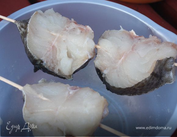 Рыба.Нарезать рыбу крупными кусками, посолить.Обжарить на углях.Если рыба свежая - получается так нежно и вкусно, что даже не хочется ничего добавлять.