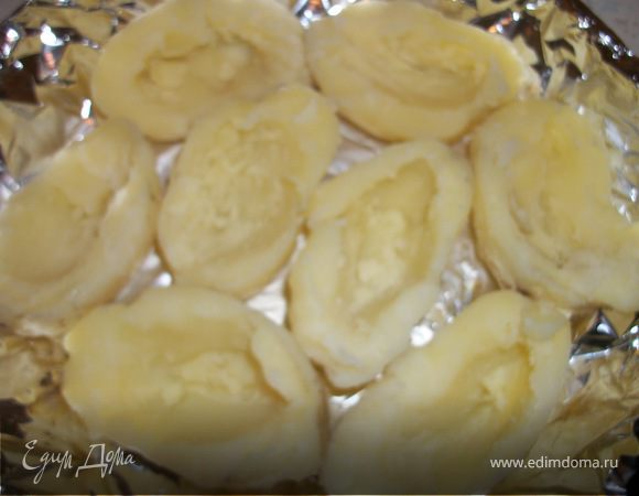 Картошку отварить в  мундирах, очистить, разрезать  пополам, и ложкой  или специальным  приспособлением сделать "лодочки"