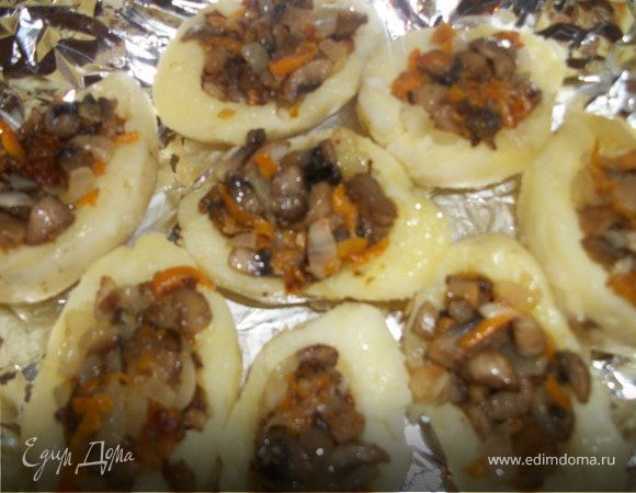 Начинить фаршем  лодочки.Уложить на  сковородку, пропущеные места между  картошкой засыпать тертым  яйцом. 