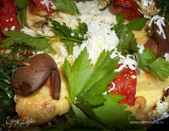 Еще  на  минут 20 -25 отправить в разогретую  духовку.  При подаче украсить блюдо помидорками, зеленью, кусочками перца,огурца. 