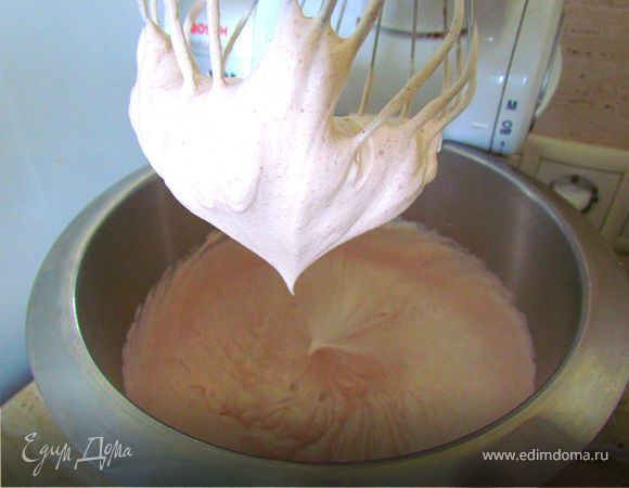 Чтобы сметана лучше взбивалась, ее лучше отвесить в марле на пару часов, чтобы стекла сыворотка! После этого сметану взбиваем с сахарной пудрой до пышности. Добавляем в нее какао, шоколад потертый на самой мелкой терке и измельченный в кофемолке миндаль.