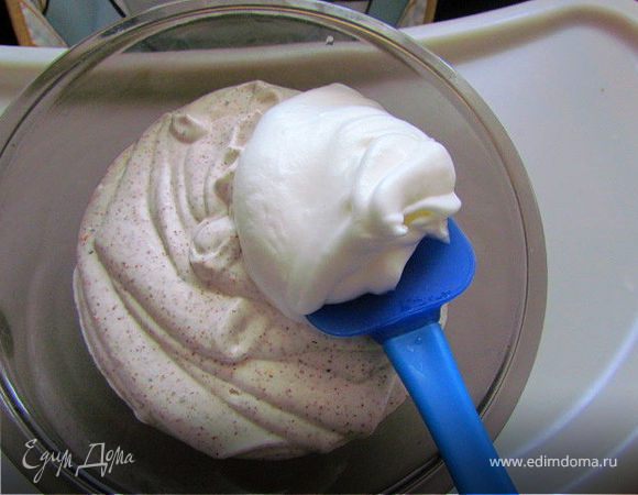 Затем взбить охлажденные белки с сахарной пудрой. И аккуратно соединить их со сметаной.
