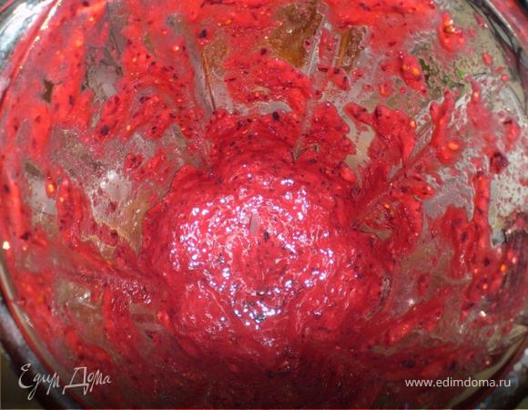 С помощью блендера превращаем ягодки в ароматное нежное пюре