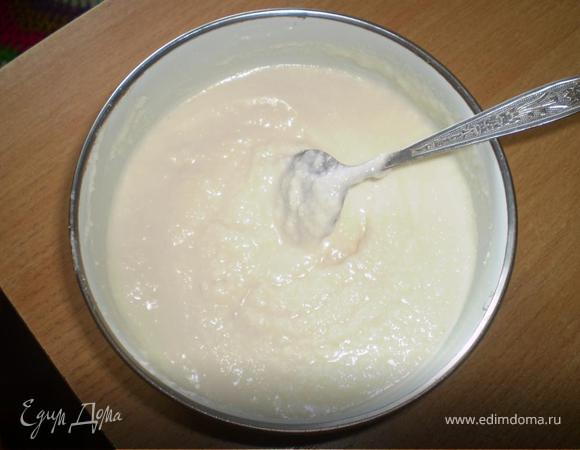 Все тем же блендером взбиваем творог с молоком, сахаром и ванилином