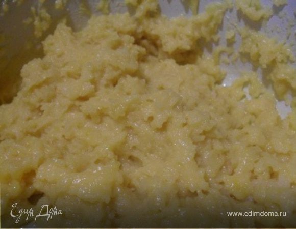 Приготовим заварное тесто: На плите довести до кипения воду с маргарином, после добавлять муку и взбивать до гладкой массы не снимая с огня, взбивать до устранения комочков.Снять с огня тесто, дать остыть, после добавить в смесь яйца, тщательно взбить до гладкости.