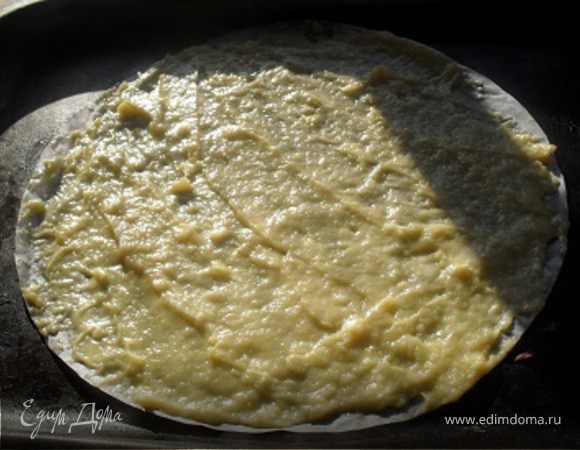 Из пергамента вырезать 6 кругов d=23-25 см.Смазать круг маслом, распределить тесто слоем около 3 мм.
