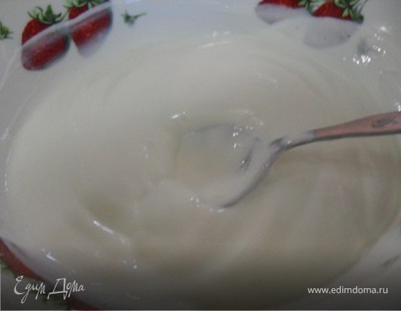 Для крема смешать сметану с сахаром и ванилином.