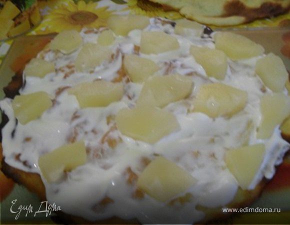 Собираем торт: один из коржей смазать кремом, уложить кусочки ананасов, накрыть вторым коржом, смазать второй корж кремом, накрыть его третьим коржом, смазать кремом, разложить кусочки ананасов и т.д.Таким образом, кусочки ананаса у вас должны лежать через каждые 2 коржа.