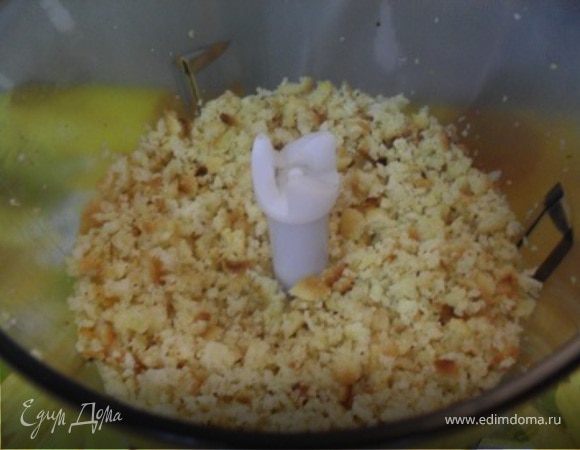 Один корж измельчить в крошку.