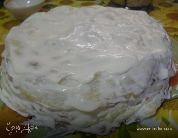 Собрать весь торт, смазать верх и края кремом.