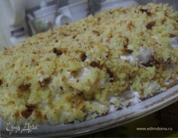 Сверху торт украсить крошкой.Убрать в холод на несколько часов, а лучше на ночь, чтобы торт пропитался.