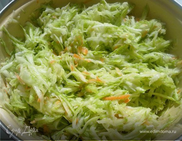 Кабачки и морковь трем на терке,солим и на 20 минут забываем,чтоб потом удалить лишний кабачковый сок.
