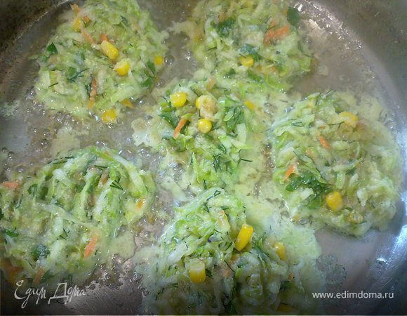 На разогретую сковороду наливаем масло  для жарки.Выкладываем ложечкой наши оладьи и жарим с обеих сторон.