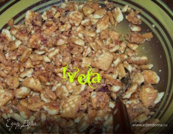 Замочить один пакетик желатина.Печенье наломать кусочками и перемешать с вареньем.