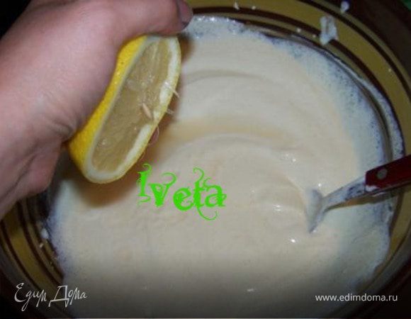 Затем добавить сок лимона,перемешать.