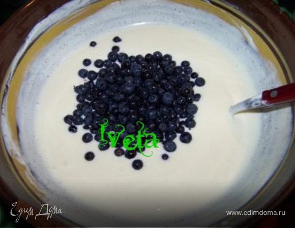 Туда же добавить половину всей черники,перемешать. 