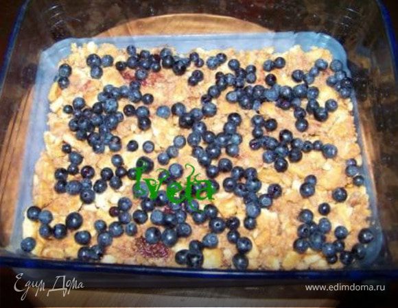 На слой печенья насыпать горсть черники.