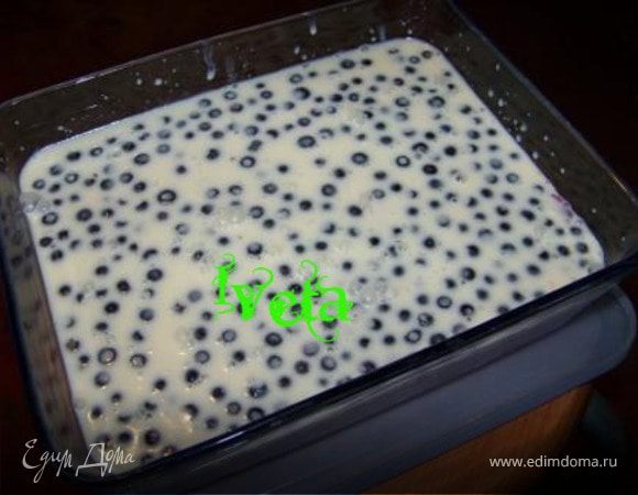 Когда сметанная смесь слегка начнет застывать,влить форму на слой печенья.Форму ставим в холодильник застывать.