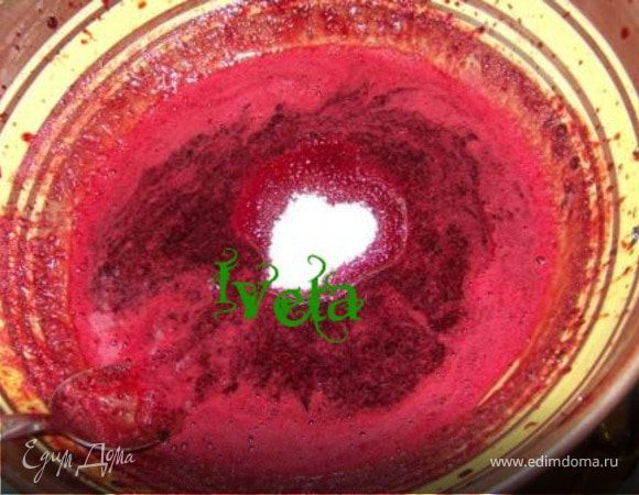 Добавляем растопленный желатин,перемешиваем.