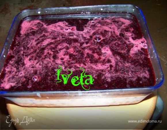 Заливаем черничным слоем сметанный слой и ставим назад в холодильник.Оставляем на ночь.