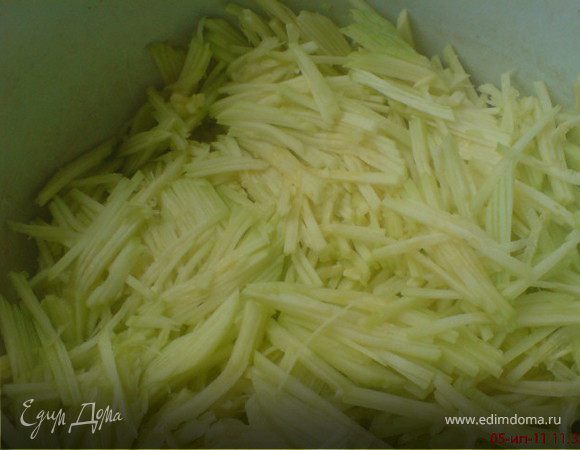 кабачки почистить и натереть на крупной тёрке