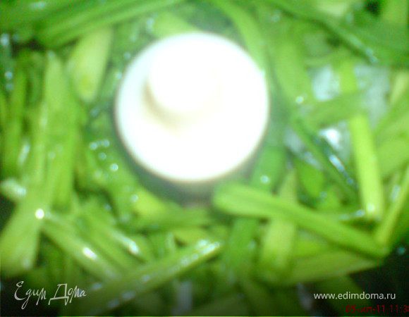 зелёный лук и чеснок измельчить в процессоре или в блендере