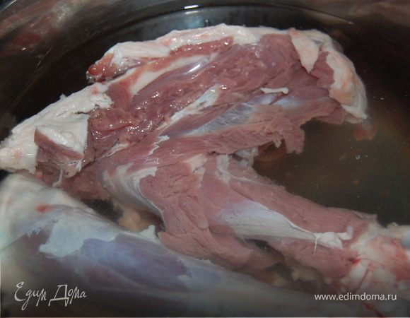 Итак, я уже сказала, что беру я заднюю ногу. Снимаю с нее львиную долю мяса на всякие там котлеты-купаты-плов и варю в кастрюле в большом количестве воды, снимая пенку.