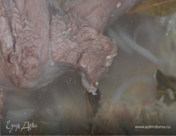 Затем я кладу в суп репчатый лук, беру обычно большую хорошую луковицу, нарезаю тонкими полукольцами и рис, предпочтение отдаю бурому нешлифованному рису, он в данном супе делается какой-то необыкновенный! Туда же и тогда же лавровый лист и перец черный горошком. Если у вас рис обычный – то варится он быстрее, имейте это ввиду.