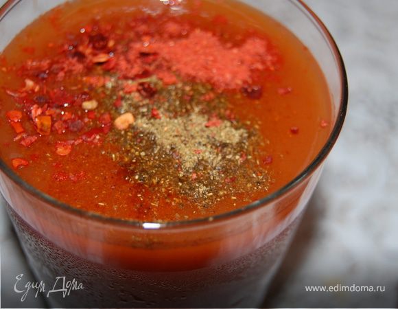 В конце, минут за 10 до готовности я добавляю томатную пасту и соус ткемали, можно вместо него взять и свежие сливы, но тогда положите их раньше, или можно еще как вариант взять гранатовый соус. Специи я размешиваю прямо в стакане вместе с томатной пастой и ткемали. Тогда же добавляю мелко нарубленные грецкие орехи. Риса тоже не много – бурый рис хорошо разваривается, если «перебухать» его – получится каша. Кстати, именно по рису я определяю степень готовности. Бурый рис когда совсем сварился делается неровной, очень интересной формы. Соус и специи я кладу тогда, когда рис уже мягкий, но еще имеет ровную форму - т.е. почти готов. 