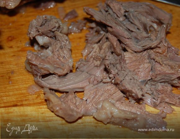 В самом-самом конце я добавляю порубленный мелко чеснок и  солю по вкусу. Подавать вкусно с зеленью, особенно подходит кинза! Чуть не забыла! Перед подачей я вынимаю косточку и срезаю с нее все мясо, режу его некрупными кусками.Кстати, тут есть своя хитрость - таким образом баранина получается мягкая и нежная, в отличии от варианта, когда мясо режут сразу на маленькие куски. Харчо получилось бесподобное! Всем приятного аппетита.