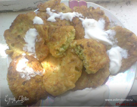 подавать cо сметаной.