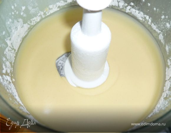 Размягченное сливочное масло растереть с сахаром и ванильным сахаром. По одному ввести яйца и хорошо перемешать.