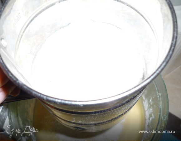 Просеянную муку смешать с крахмалом, солью и разрыхлителем. Постепенно ввести в смесь и перемешать. Добавить молоко, перемешать.