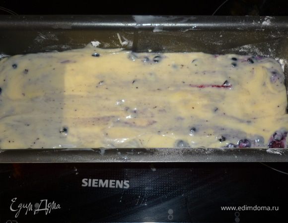 Форму смазать маслом, выложить тесто. Выпекать в разогретой до 180 градусов духовке 40-45 мин.