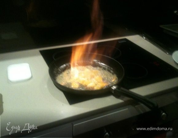 На горячей (!) скороводе растопить сливочное масло (не давать ему темнеть), всыпать сахар и быстро мешать до его растворения, затем добавить апельсины, продолжая активно помешивать, пока сахар с маслом не закарамелизируется. Добавить Grand Marnier или Cointreau (как в моем случае, что есть Апельсиновый ликер). Поджечь и быстро-быстро мешать пока огонь не погаснет.