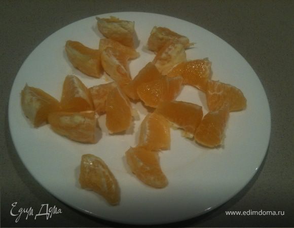 Помыть апельсин, очистить, разобрать на дольки, а дольки порезать пополам.