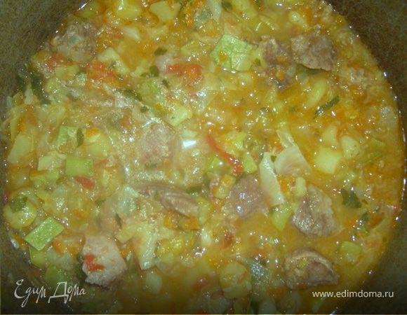 В казан наливаем немного растительного масла и укладываем мясо на дно.Затем слоями лук,морковь,картофель, кабачки,перец болгарский, капусту, помидоры. Тушим на среднем огне минут 15, потом на медленном минут 30-40. Когда овощи почти готовы, добавляем зелень и чеснок, солим, перемешиваем и тушим еще минут 10.Выключаем и едим, приятного!!!