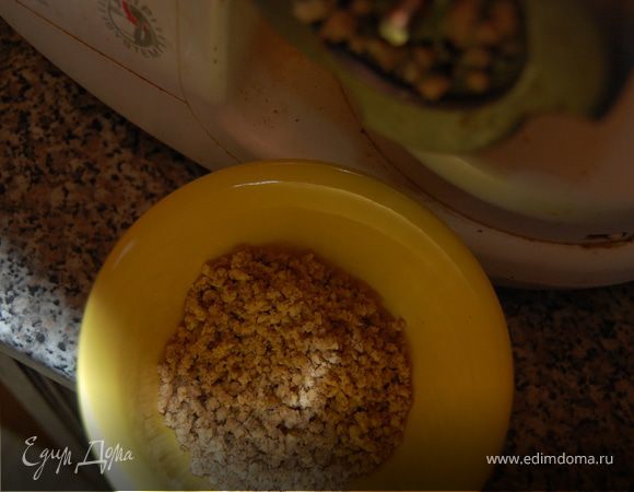 Грецкий орех для таких блюд я предпочитаю пропустить через мясорубку - получается отличная мелкая однородная консистенция, то что нужно! Орехов я кладу не много, на 5-ти литровую кастрюлю наверное 1/2 стакана. 