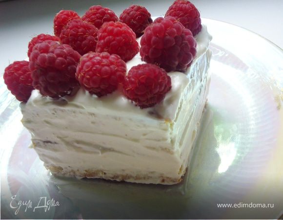 Взбить сливки с сахарной пудрой.
Обмазать коржики кремом и украсить сверху малиной.