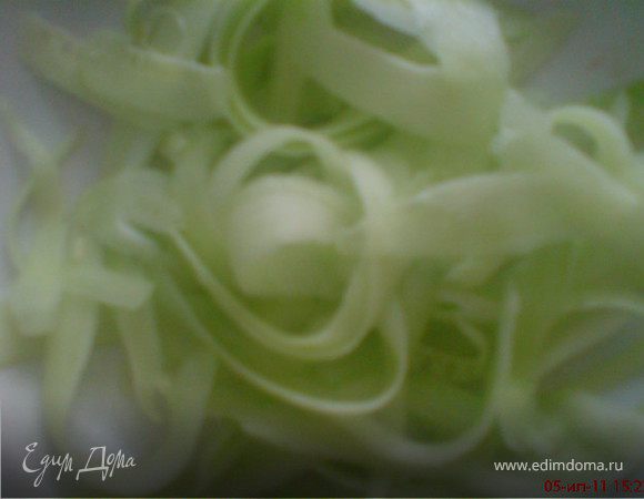 добавить  нарезанный лентами  огурец,