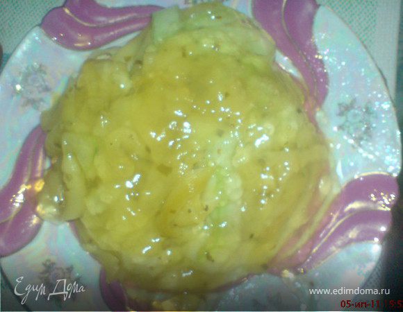  кабачки и огурцы выложить на тарелку и полить соусом.Для соуса :в кипящий маринад /1стакан/ влить тонкой струйкой крахмал с водой и заварить,остудить 