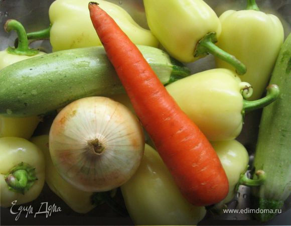 Сварить рис в подсоленной воде  до полуготовности (минут 8-10).Все овощи хорошо вымыть.