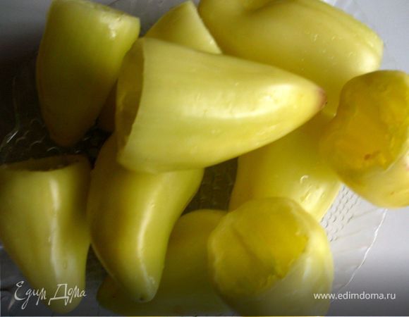 Перцы очистить. Опустить в кипящую, слегка подсоленную воду, довести до кипения. Выключить огонь, накрыть кастрюлю крышкой . Через 5 минут перцы вынуть из кипятка. Пусть остывают.