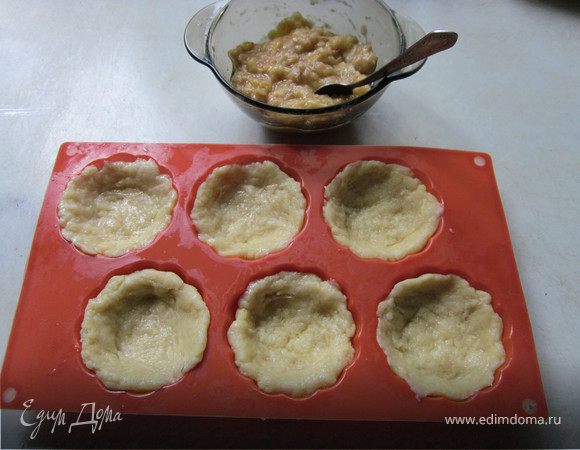 тесто разложить по формочкам, поставить на 10 минут в морозильник. Охлажденное тесто ставим в заранее разогретую духовку 220* на 10 минут. 